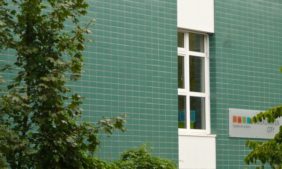 1920x900 3 Kita Berlin Lynarstrasse Spaltplatten Fassaden Interbau Blink