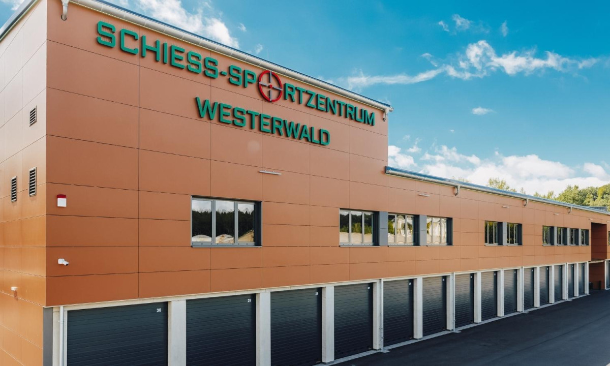 1920x900 2 Schiess Sportzentrum Westerwald Ransbach Baumbach Deutschland hinterlueftete Fassade 2021 Interbau Blink