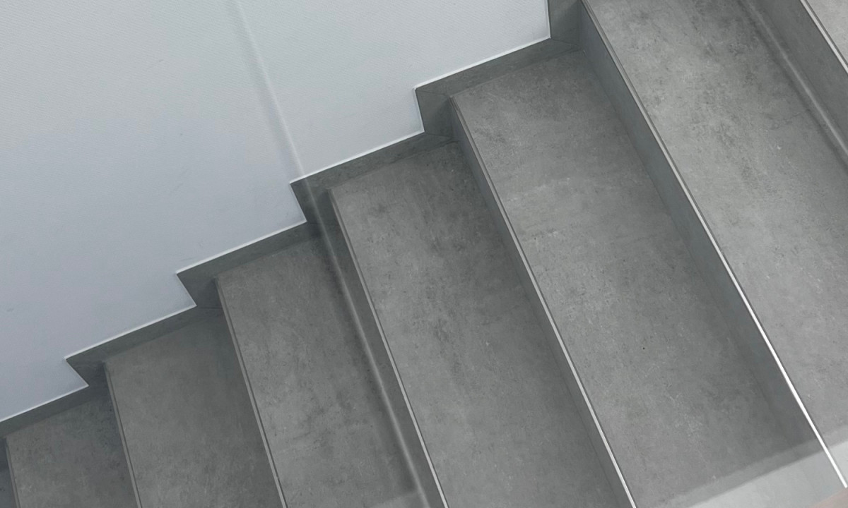 1900x920 1 Columbia Light Grey Treppenhaus GIGA Line Interbau Blink