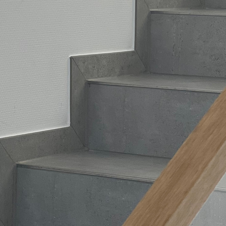 1900x920 2 Columbia Light Grey Treppenhaus GIGA Line Interbau Blink