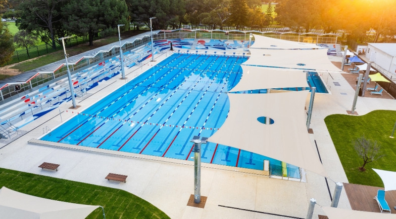 1080x600 Schwimmbad